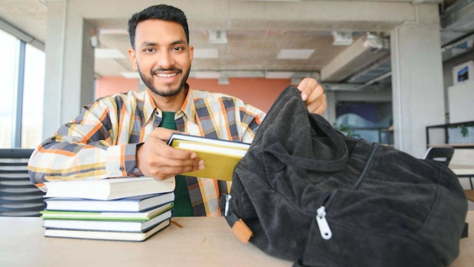 joven-estudiante-indio-leyendo-libro-estudiando-biblioteca- (1)